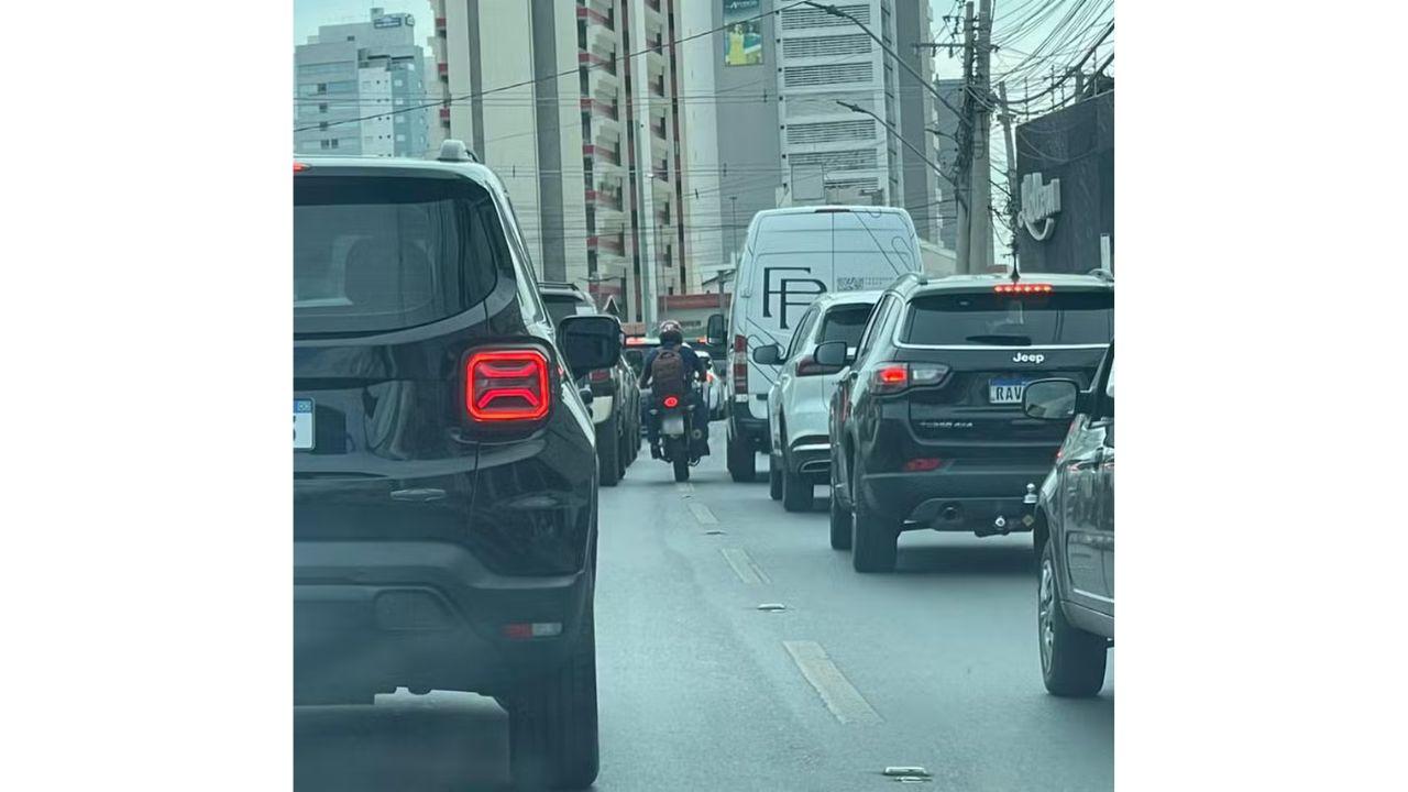 Moto no 'corredor' entre os carros: pode ou não pode?