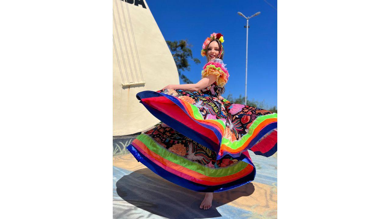 Médica do SUS vence concurso mundial de beleza na Índia com dança folclórica de MT