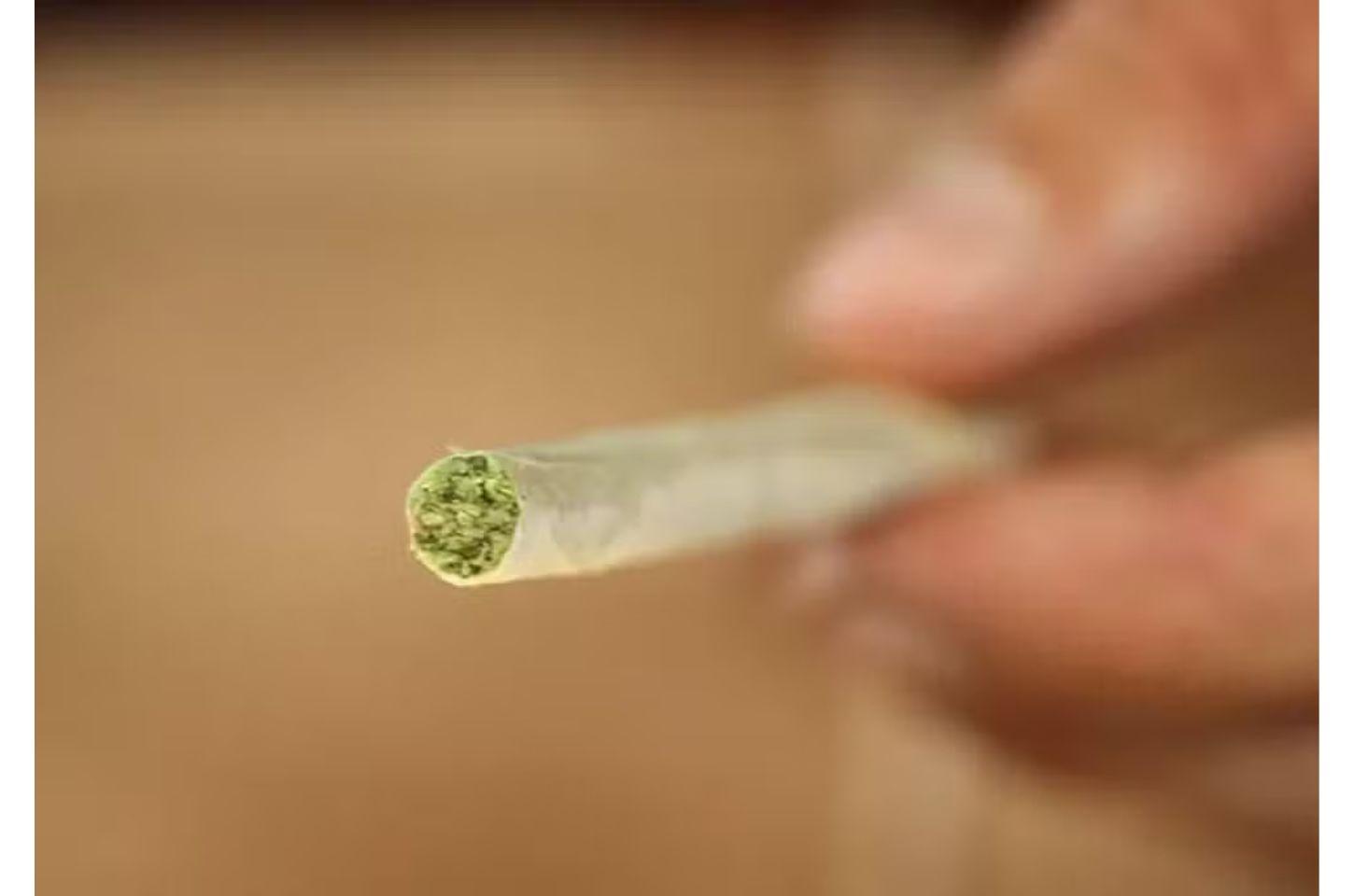 Adolescente é apreendido por queimar sobrinho com cigarro de maconha para coagir família para o tráfico de drogas em MT