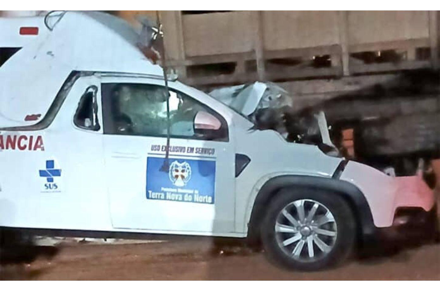 Ambulância de Terra Nova do Norte bate na traseira de caminhão boiadeiro na BR-163 em Peixoto de Azevedo