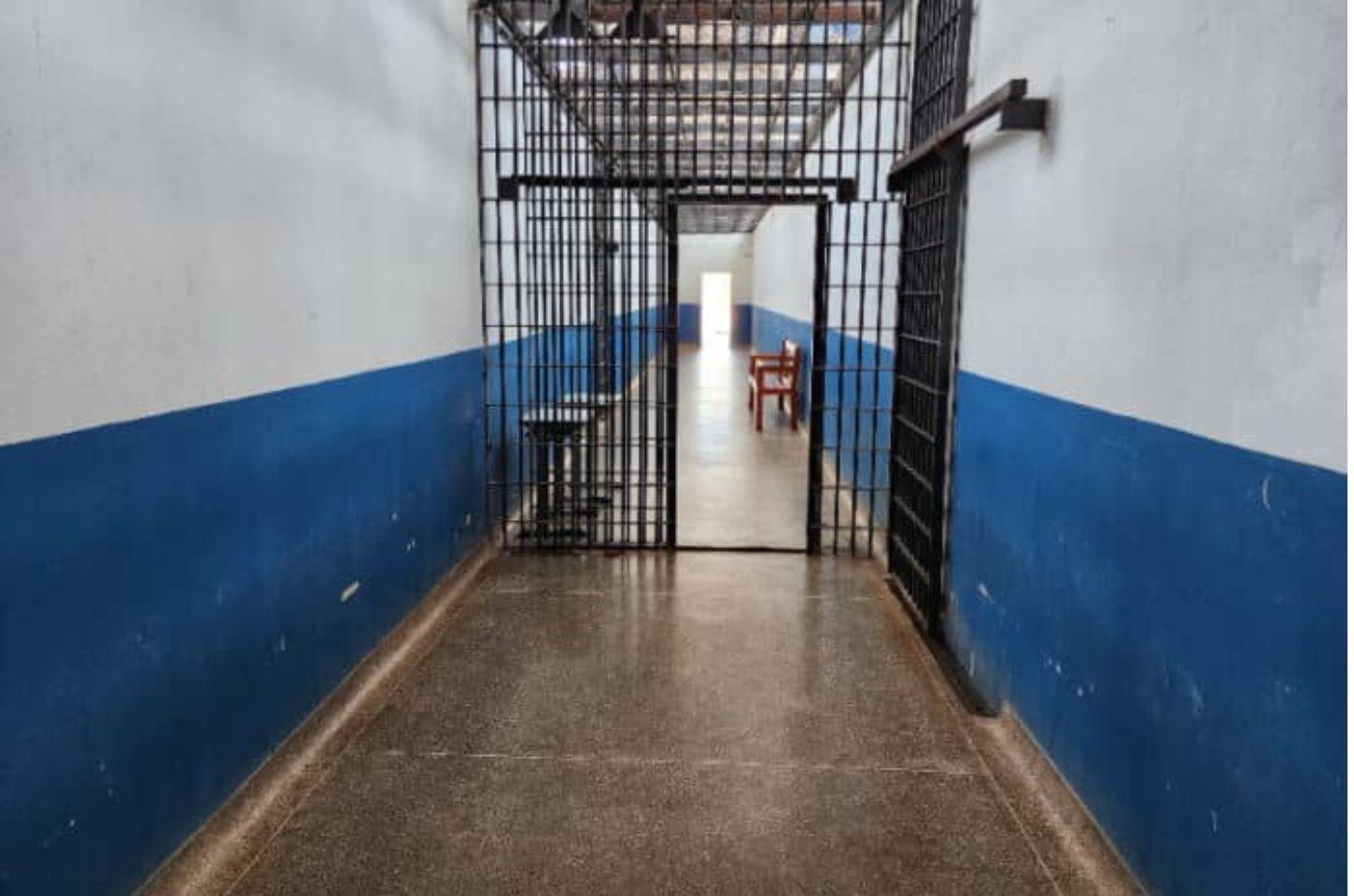 Detento é preso ao retornar para presídio com celulares nas botas em Mato Grosso