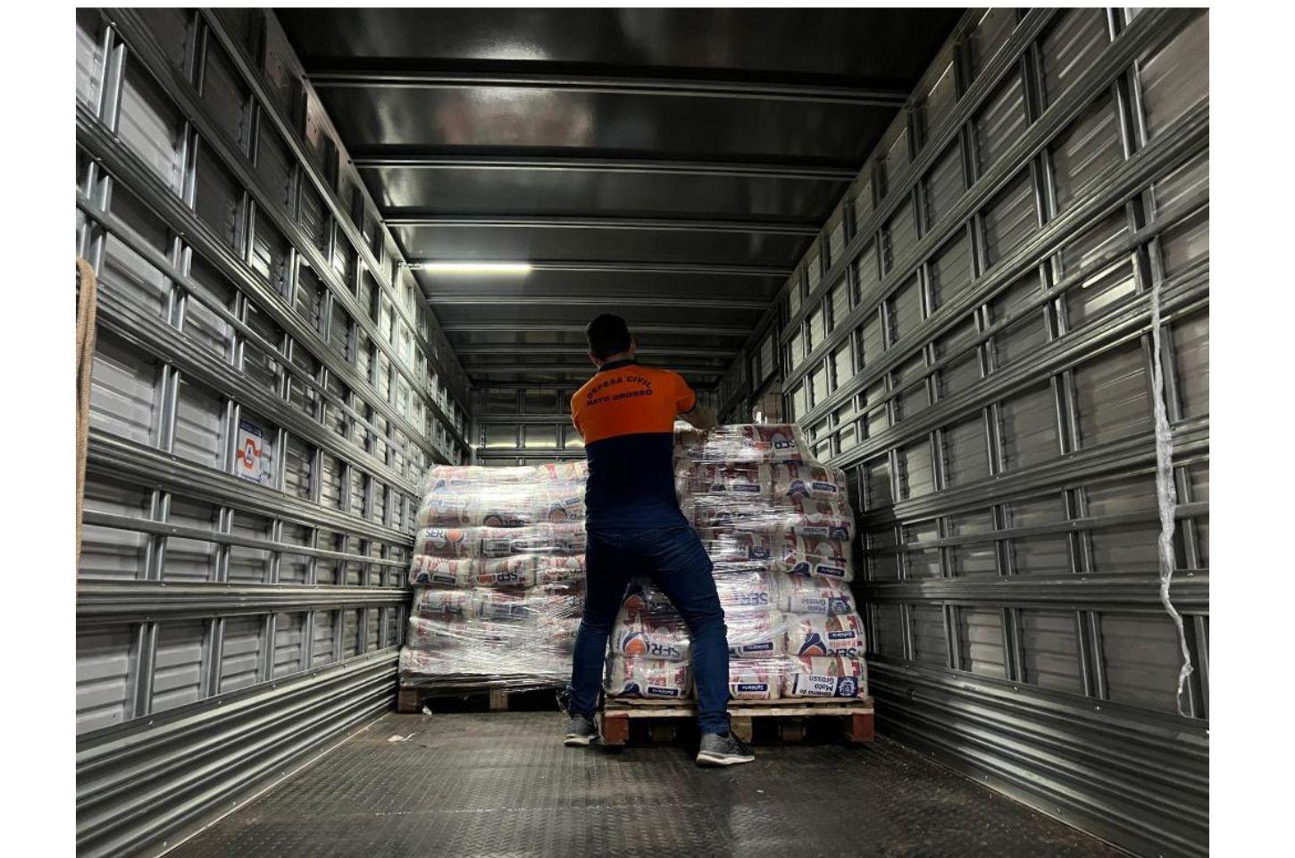Governo de MT envia 240 cestas de alimentos, filtros de água e cobertores para moradores de Paranatinga