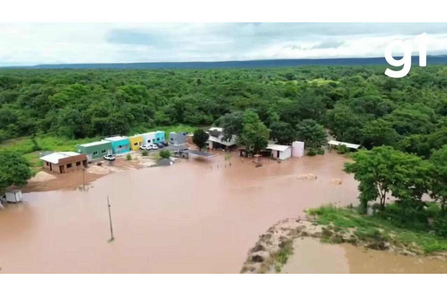 Mais de 70 moradores tentam voltar para casa após enchente atingir município de MT
