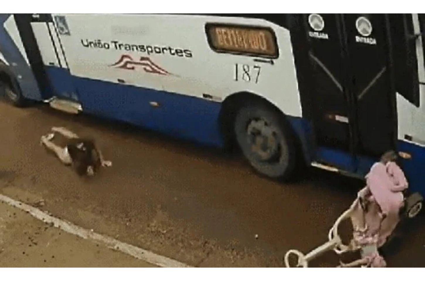 'Milagre': mãe e filha em carrinho são arrastadas por ônibus e saem ilesas em MT