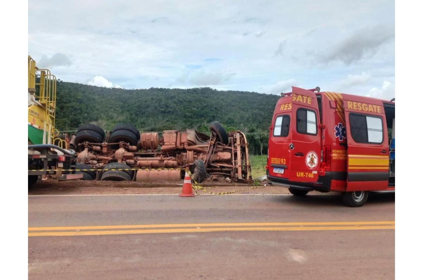 Corpo de Bombeiros retira vítima presa às ferragens de caminhão após acidente na BR-163