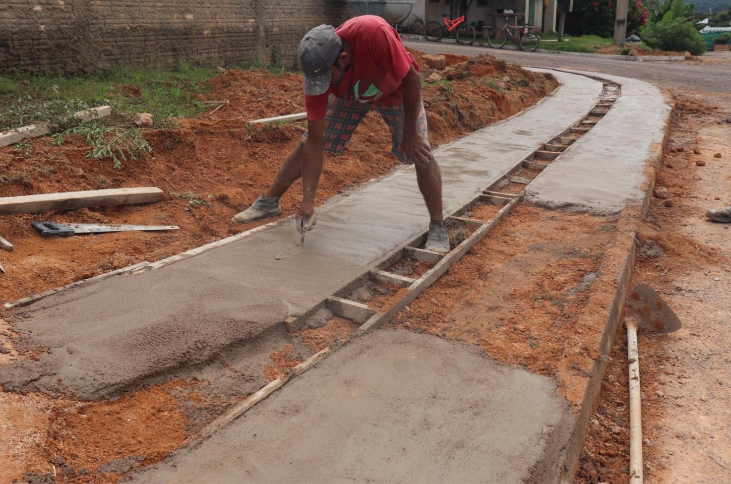 Construção de Calçadas seguem sendo realizadas no Bairro Dom Benjamim