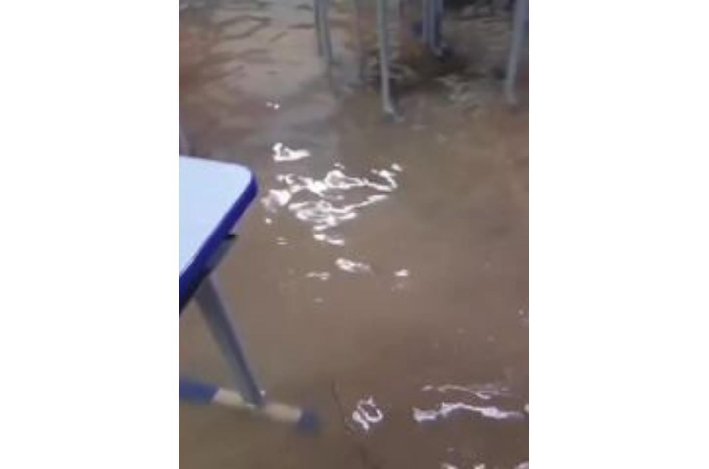 Escola fica alagada após tempestade em Cáceres (MT)