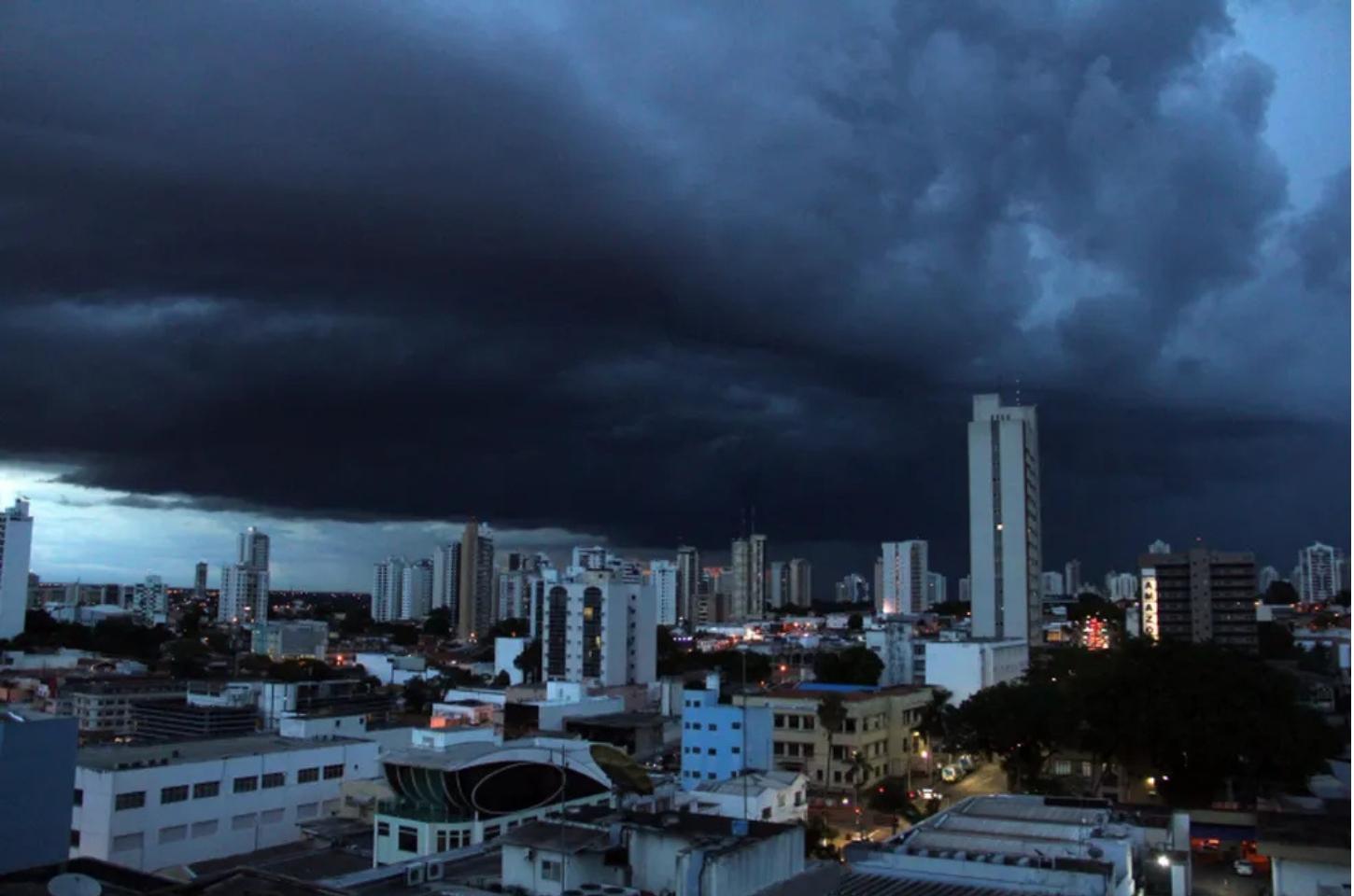 Inmet emite novo alerta de chuvas intensas para municípios de MT; veja previsão