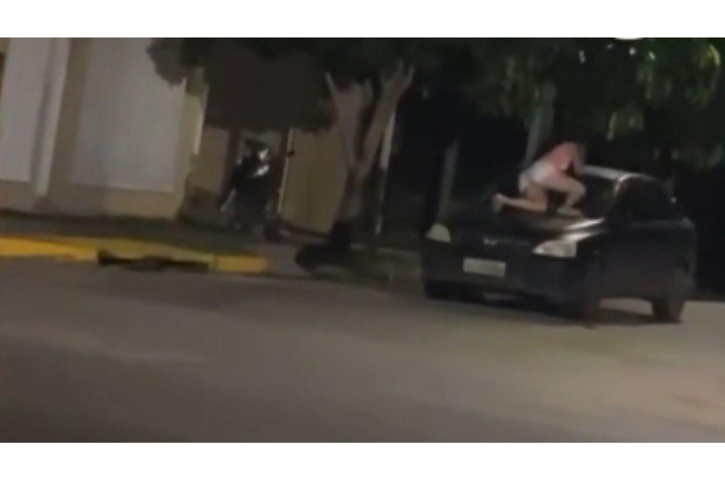 Mulher se agarra a para-brisa de carro em movimento para tentar impedir marido de fugir com filha em MT