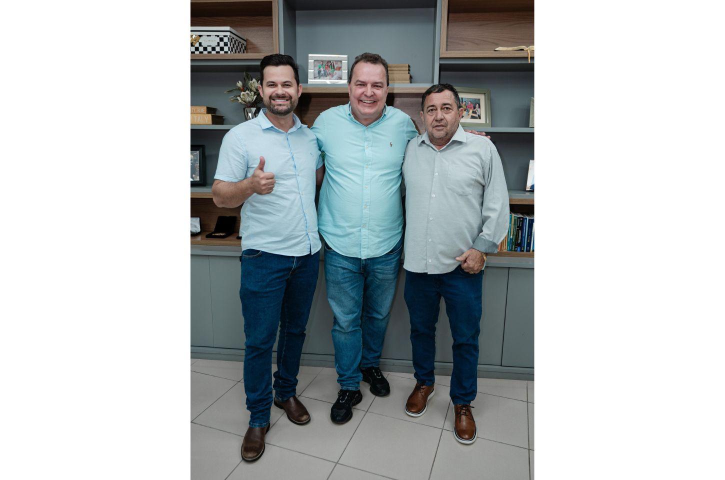 Prefeito Pascoal e secretário de saúde Rafael vão à Cuiabá para reforçar apoio do presidente da Assembleia Legislativa Max Russi com a saúde
