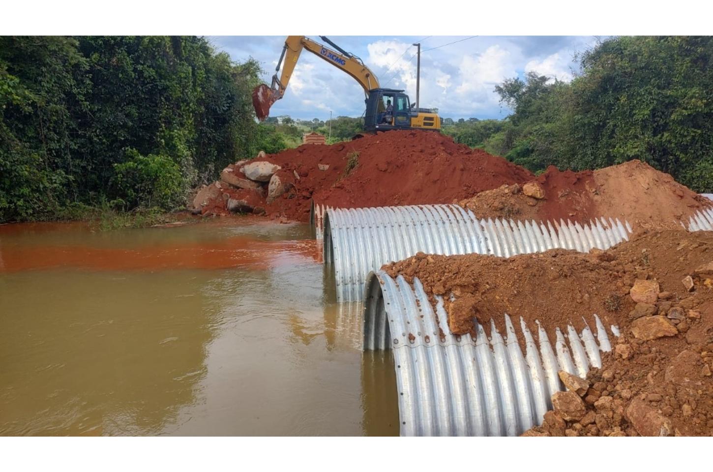Secretaria de Infraestrutura monta estratégia e leva menos de uma semana para concluir nova ponte com 3 linhas de tubo de aço na região da 8ª Agrovila