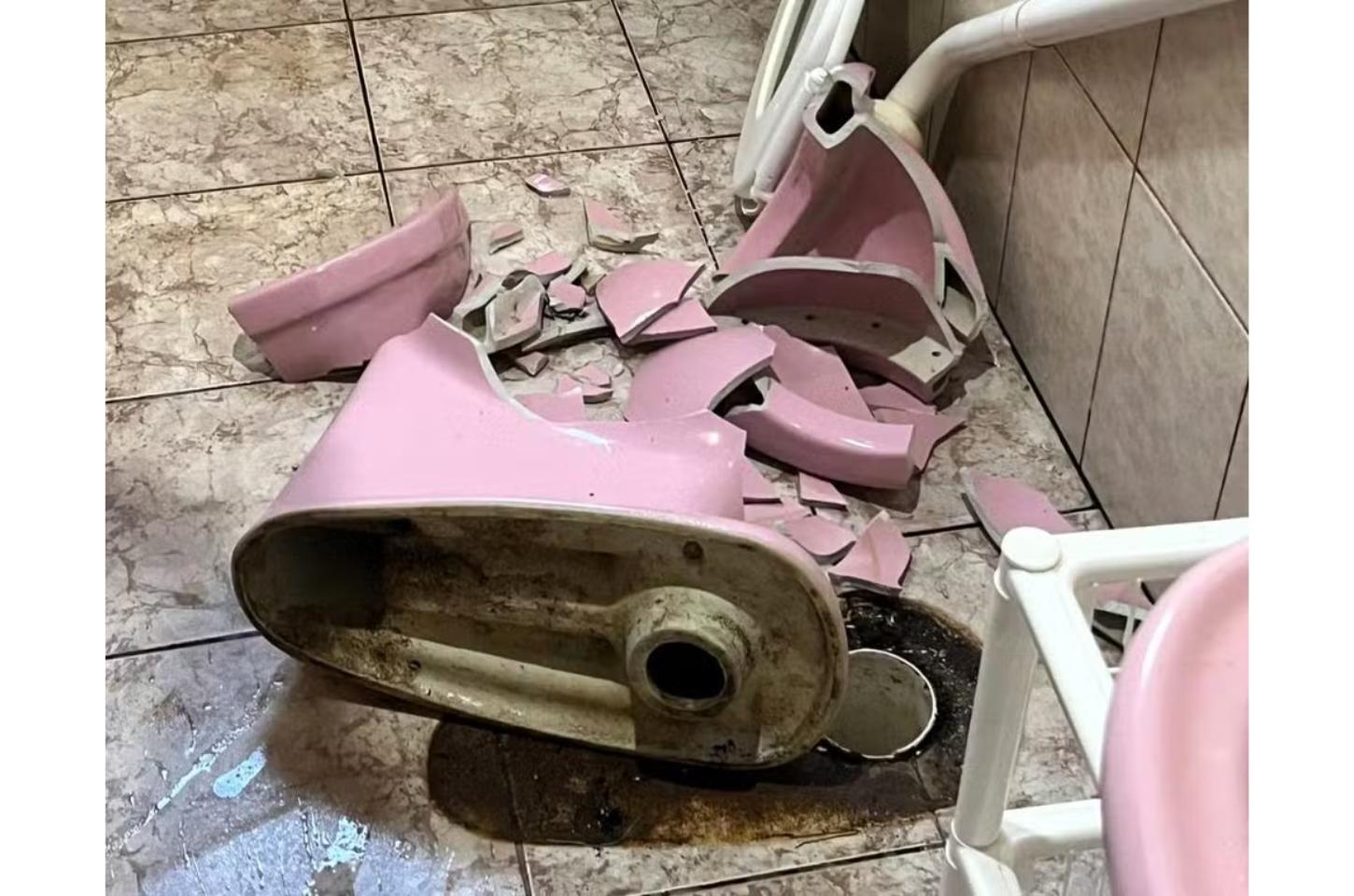 Mulher é resgatada com ferimentos após cair em vaso sanitário em MT