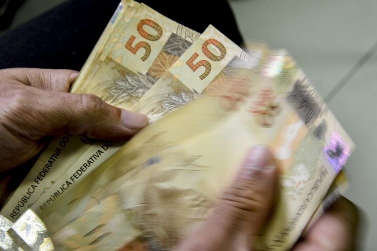 Aposentados do INSS que ganham mais que o mínimo começam a receber 13º