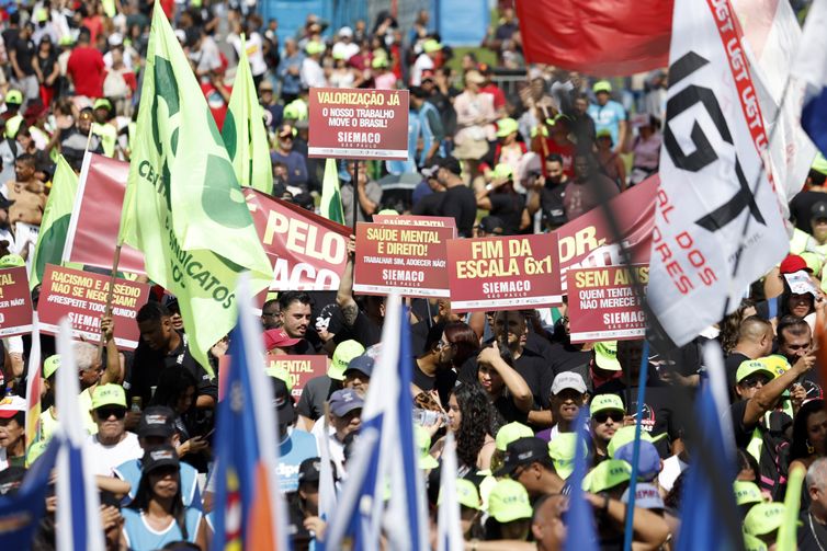 Ato em SP une centrais sindicais e governo pelo fim da escala 6x1