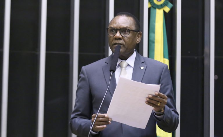 Câmara aprova projeto que revoga trechos desatualizados da CLT; acompanhe