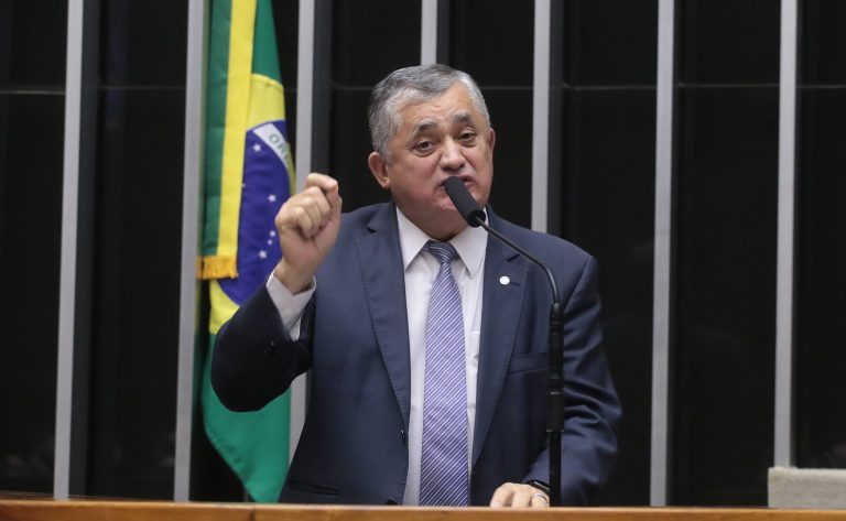 Deputados aprovam urgência para projeto que altera a tabela do Imposto de Renda; acompanhe