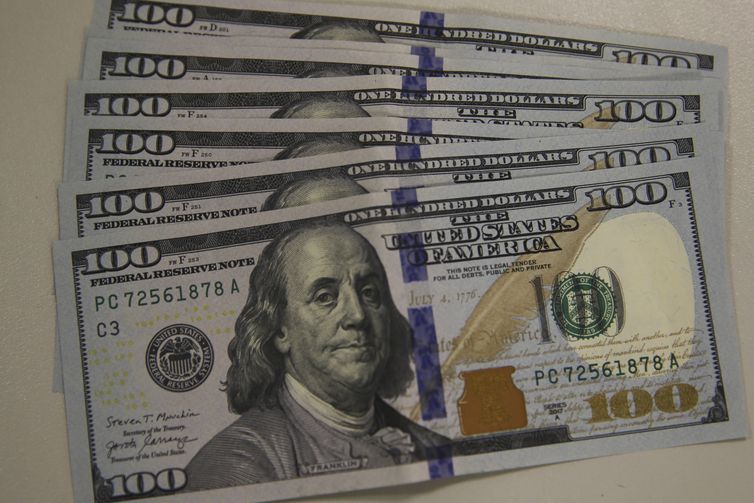 Dólar atinge menor valor em oito meses com conversa de Trump e Jinping