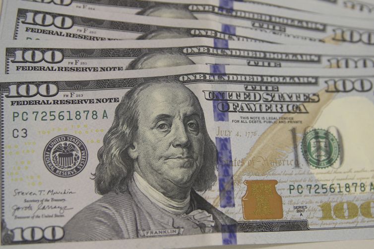 Dólar cai para R$ 5,49 com derrubada de alta do IOF e inflação menor