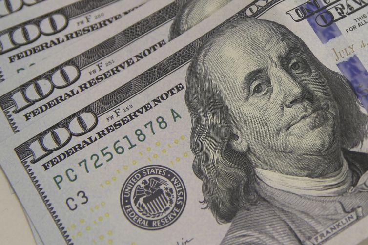 Dólar cai para R$ 5,56 à espera de pacote fiscal