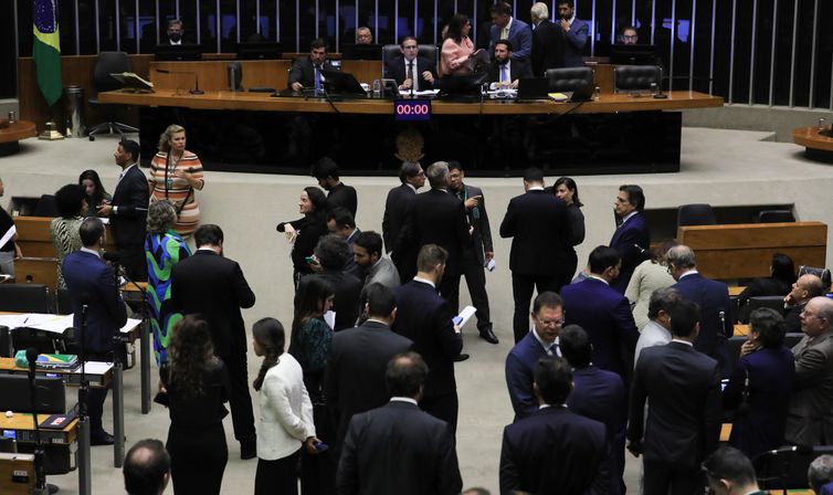 Governo não sabe se vai ao Supremo por IOF, diz AGU 
