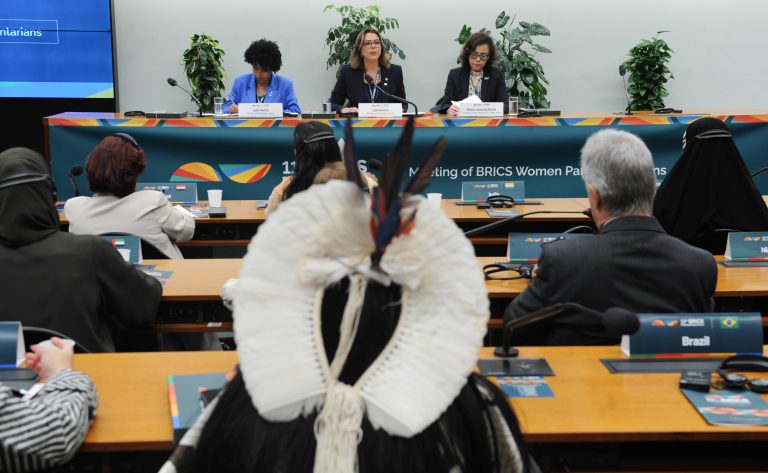 Mulheres parlamentares e executivas defendem expansão do crédito feminino pelo banco do BRICS