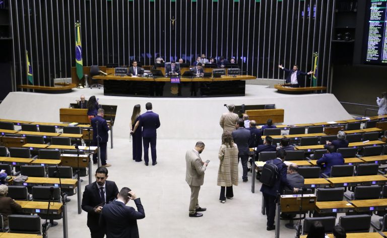 Plenário reúne-se nesta manhã para votar acordos internacionais