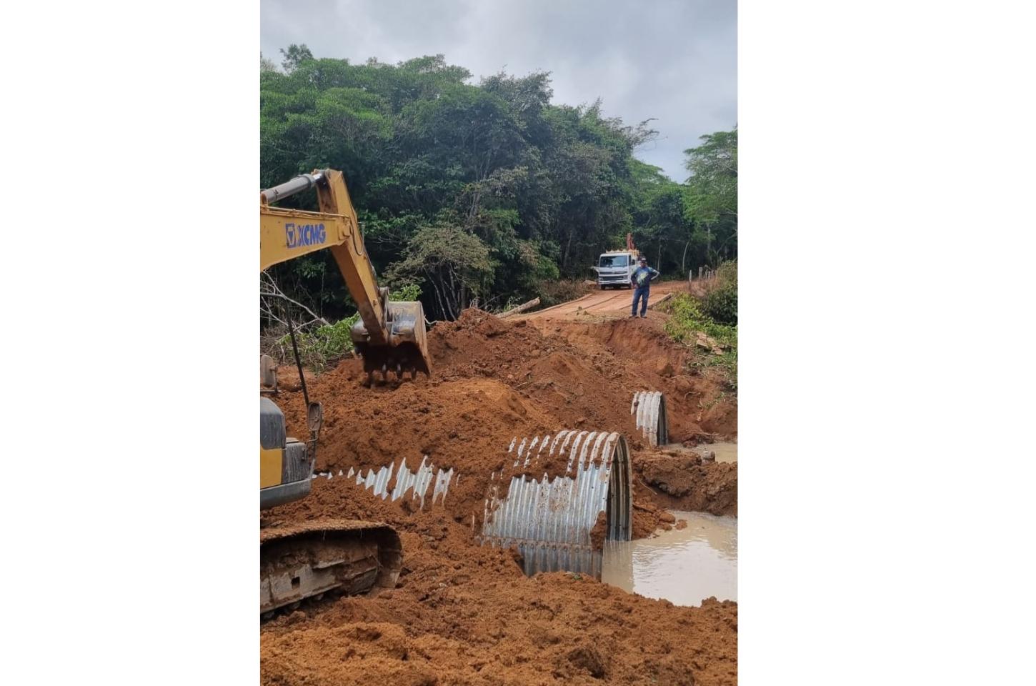 Prefeito Pascoal determina que ponte do Corgão na Coplaca seja substituída por tubos de aço