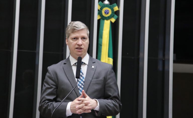 Projeto suspende necessidade de visto para turistas de Austrália, Canadá, EUA e Japão visitarem o Brasil