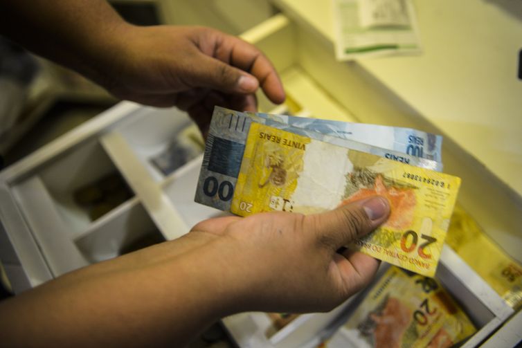 Rendimento médio dos brasileiros chega a R$ 3.270