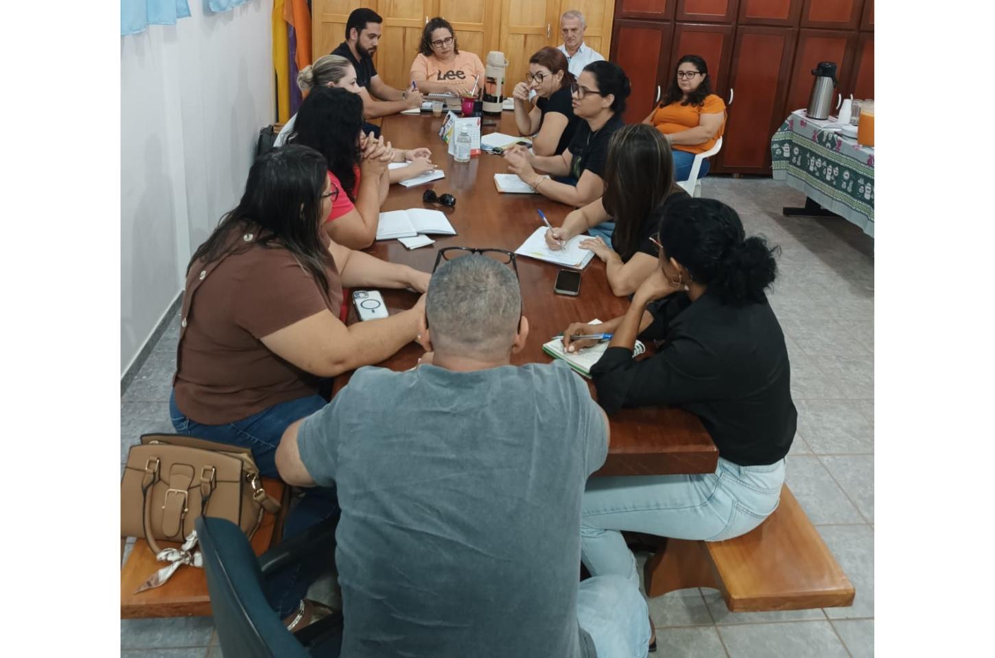 Secretaria Municipal de Educação realiza reunião e formação com gestores escolares de Terra Nova do Norte