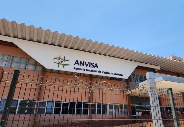 Anvisa proíbe comercialização de medicamentos e complemento alimentar