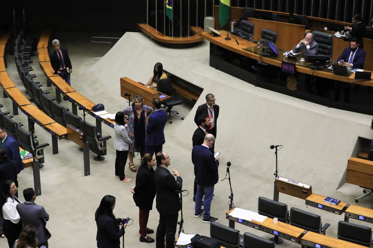 Câmara vota urgência de projeto que reduz benefícios fiscais federais