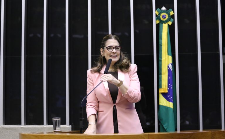 Comissão aprova prioridade para trabalhador tirar férias no mesmo período dos filhos