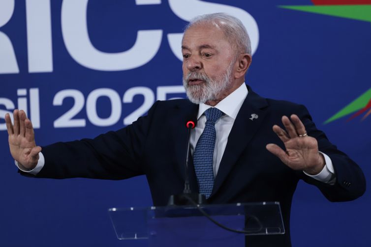 Divergência política sobre IOF é própria da democracia, diz Lula