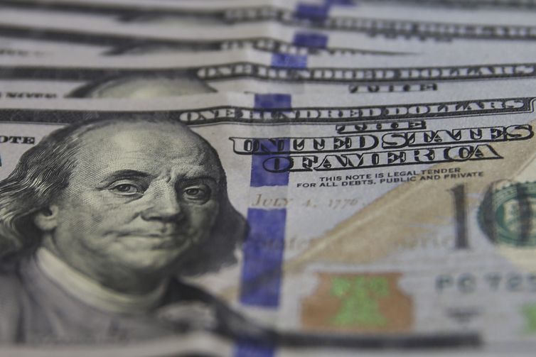 Dólar inicia a semana em queda e fecha a R$ 5,56