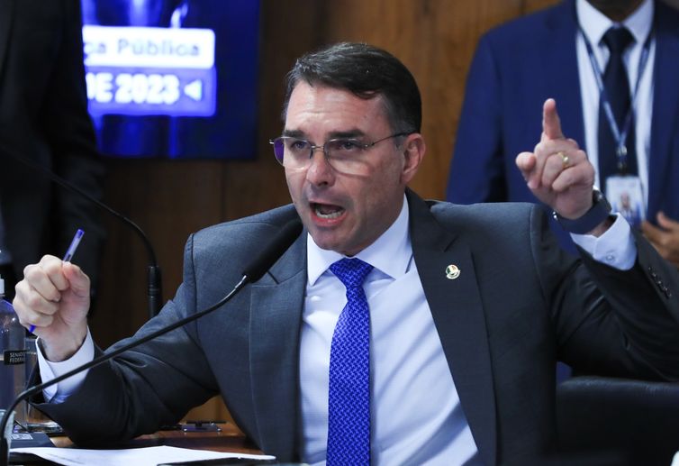 Em dia de operação contra Jair Bolsonaro, Flávio desembarca na Europa