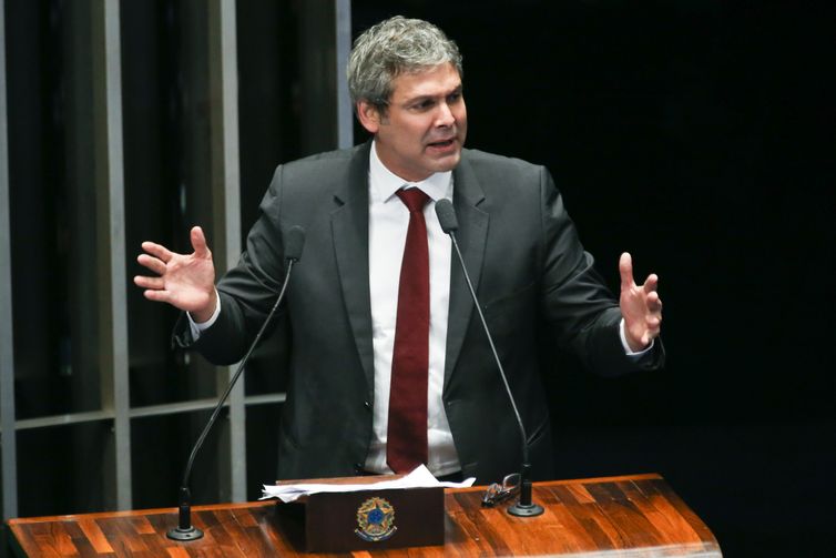 Líder do PT na Câmara diz que tarifas de Trump são ataque à democracia