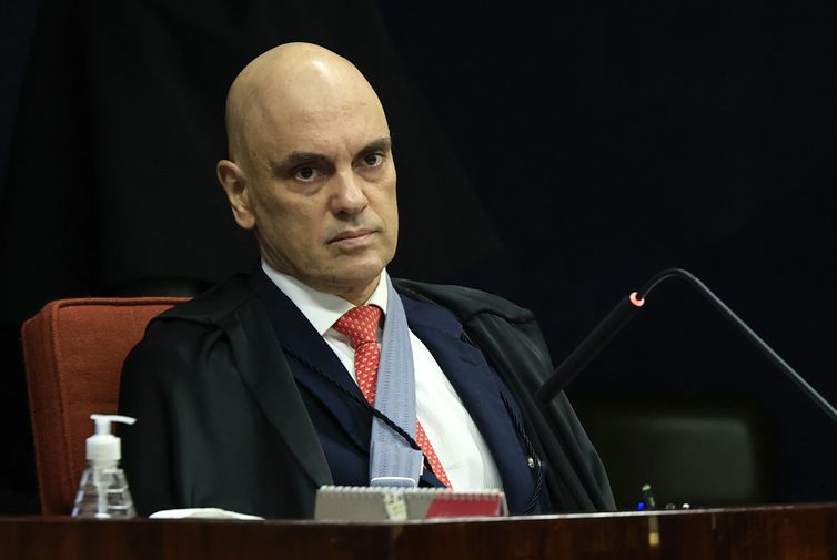Moraes diz que Eduardo Bolsonaro interfere em processo na Corte