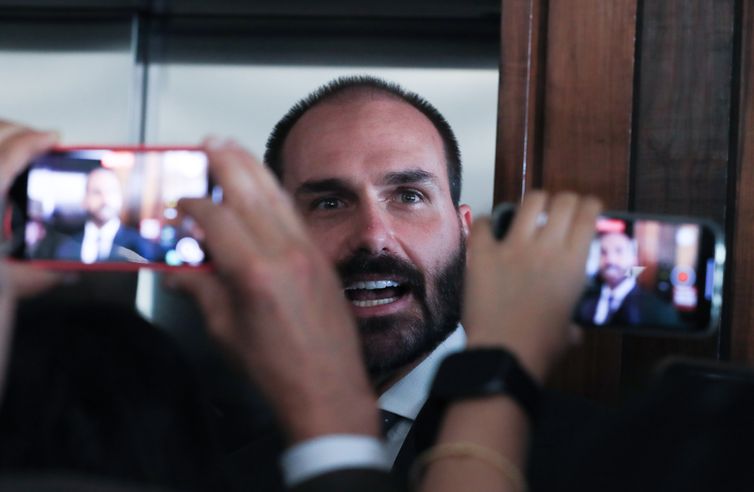 Moraes prorroga inquérito que investiga Eduardo Bolsonaro