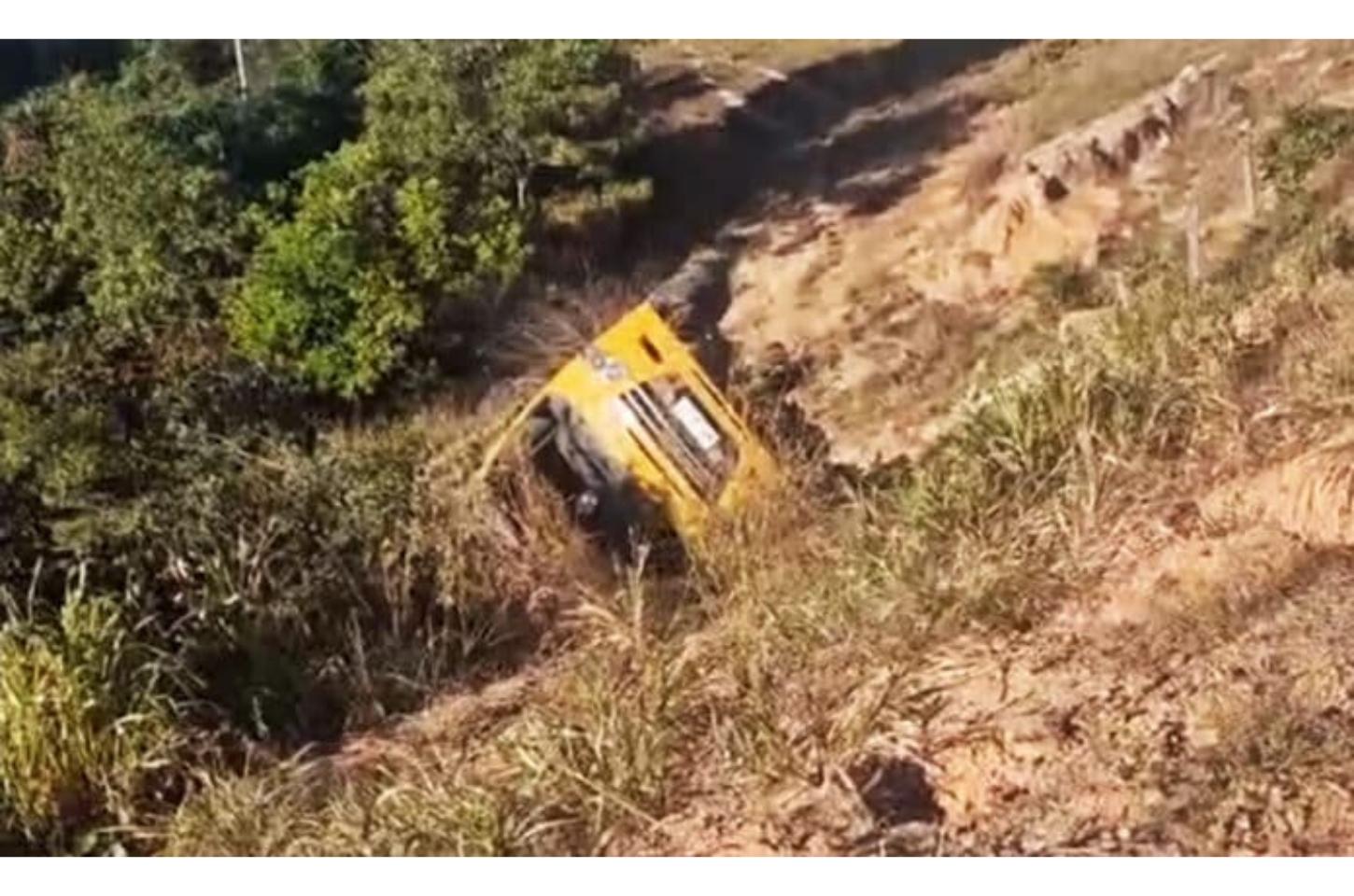Ônibus tomba em ribanceira no Nortão e 14 passageiros ficam feridos