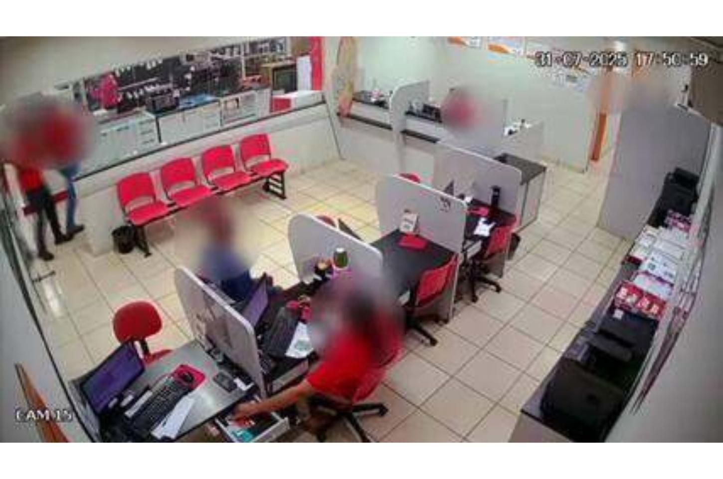 Funcionários são rendidos e roubados durante expediente em loja de eletrodomésticos em Cuiabá