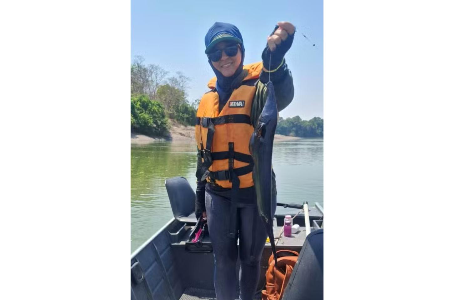 Ituí-bico-de-tamanduá: mulheres pescam peixe de espécie exótica da Amazônia em rio de MT
