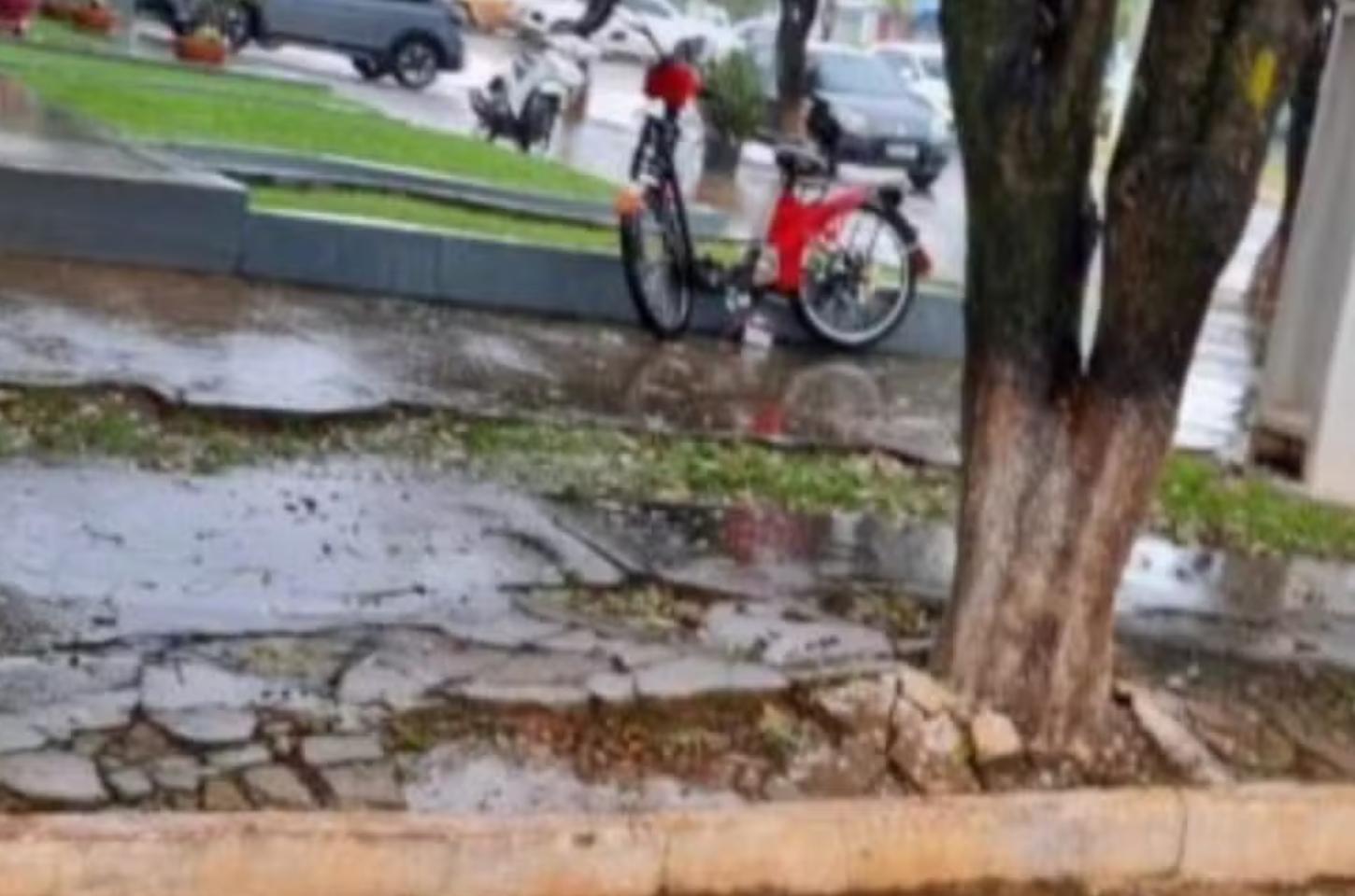 Acidente com bicicleta elétrica mata bebê de 5 meses que era levada em canguru pela mãe em MT