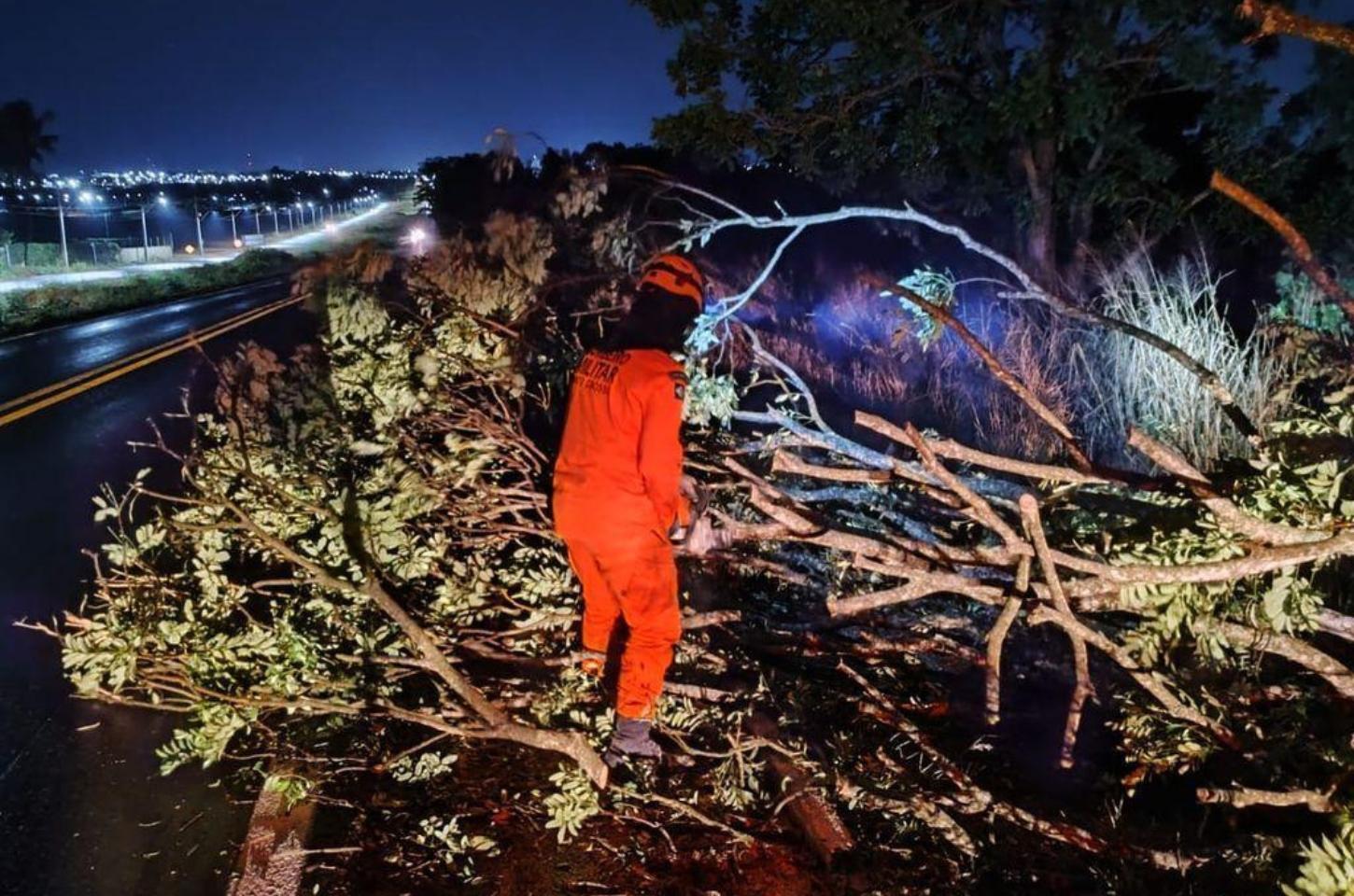 Corpo de Bombeiros alerta para riscos no período chuvoso depois do alerta do Inmet para esta semana.