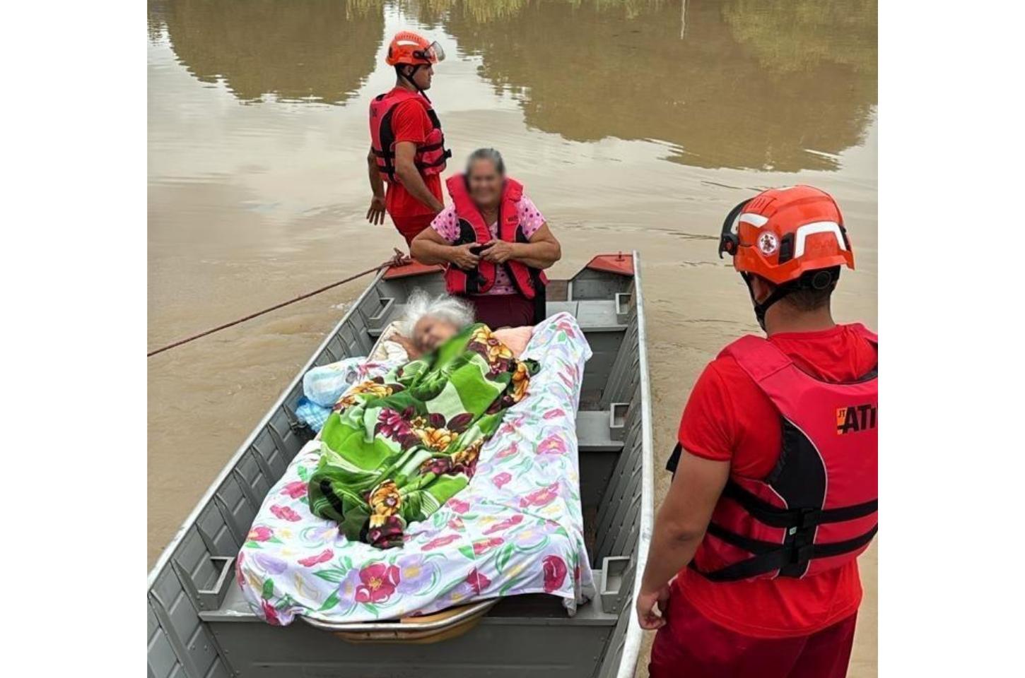 Em Guarantã do Norte bombeiros usam embarcação para resgatar idosa acamada e filha ilhadas em alagamento