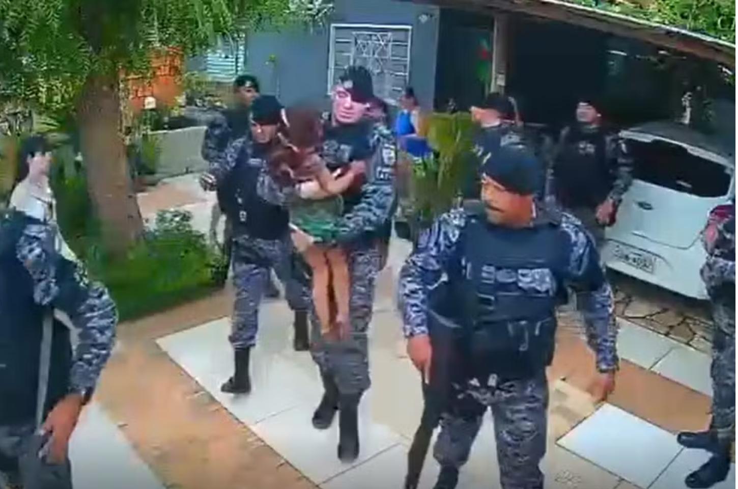 Menina de 5 anos e a avó são resgatadas pela PM após ataque de cães em MT; animal foi abatido