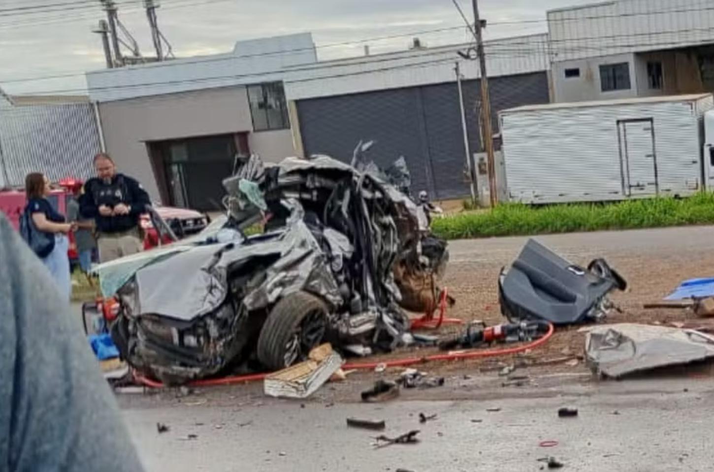 Motorista sobrevive após ter carro destruído em acidente com caminhão na BR-163 em Sinop