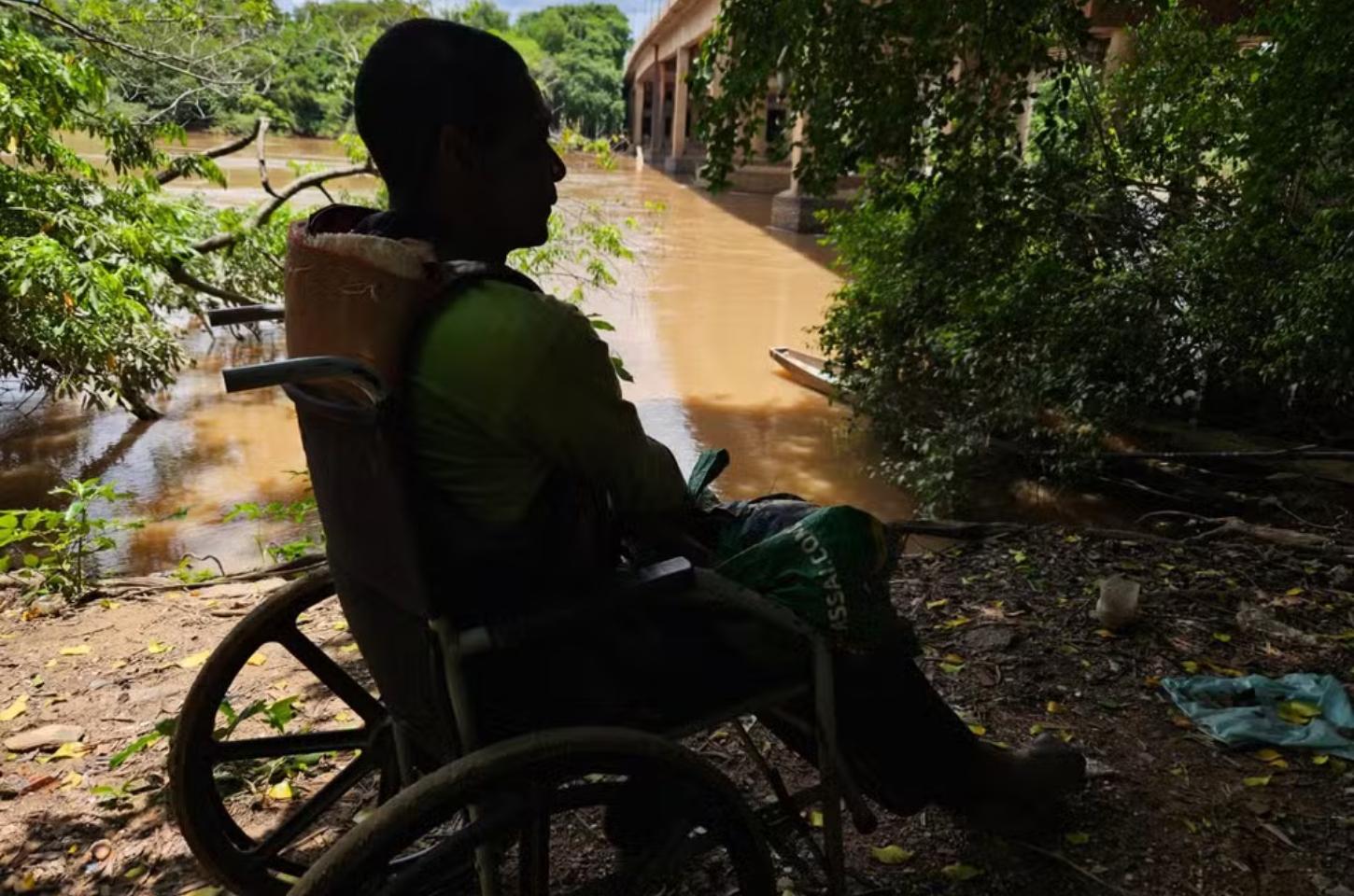 Famílias vivem sob ponte há 30 anos em MT e cenário expõe déficit de políticas públicas