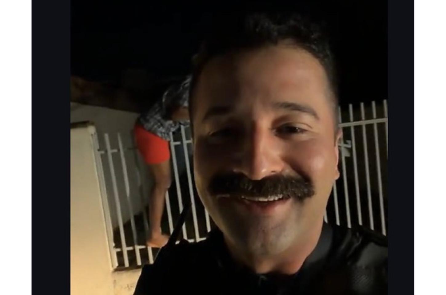 Policial grava momento em que homem fica preso em portão ao tentar invadir casa em Sinop