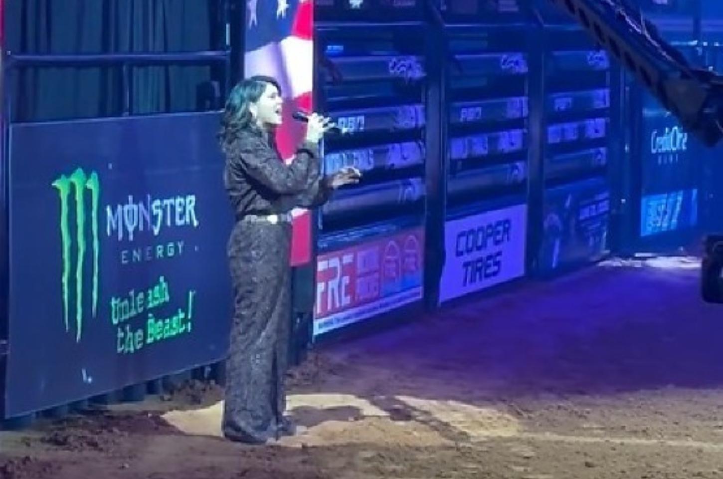 Ex-moradora de Sinop canta hino dos EUA na final da maior liga de rodeio do mundo no Texas;